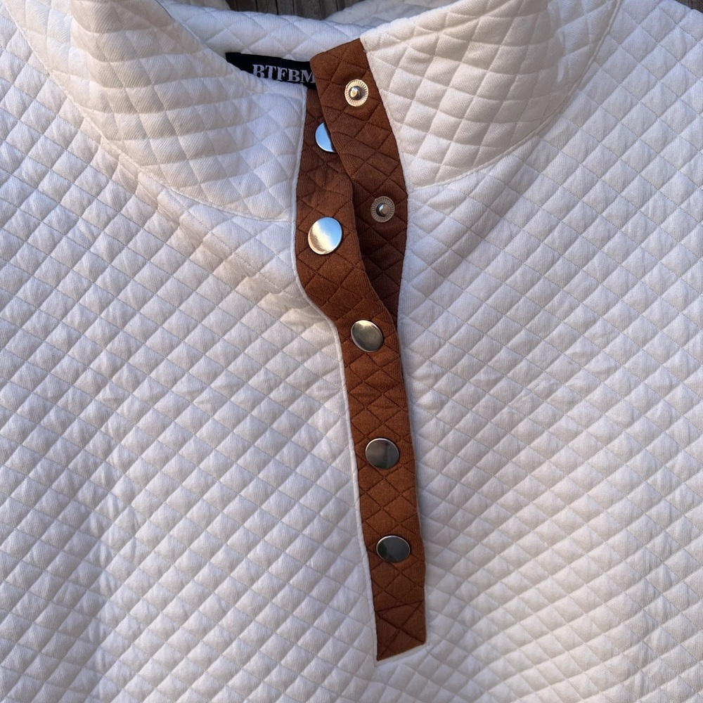 👗 BTFBM White Quilted Pullover with Brown Accents - Picture 4 of 9